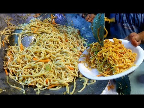 Pakistani Street Food | Chinese Chicken Chow Mein | Street Food of Karachi Pakistan