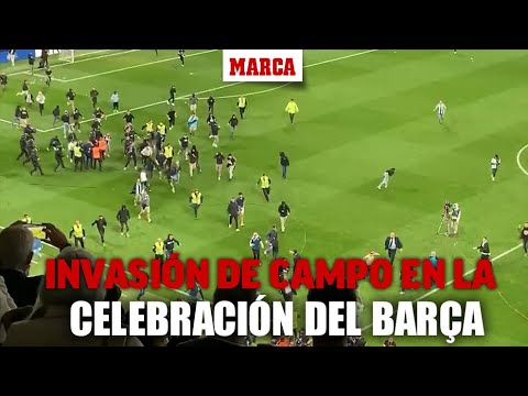 Aficionados del Espanyol invaden el campo para evitar la celebración del Barça en Cornellá I MARCA
