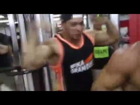 Bam Bam enlouquecendo na academia
