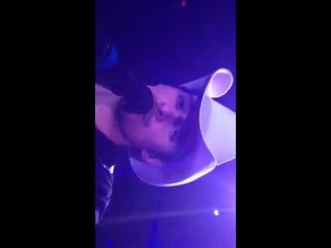 BRAD PAISLEY GRABS MY IPHONE DURING CONCERT & FILMS...