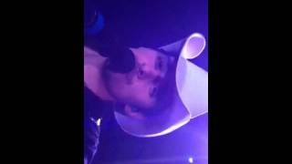 BRAD PAISLEY GRABS MY IPHONE DURING CONCERT & FILMS...