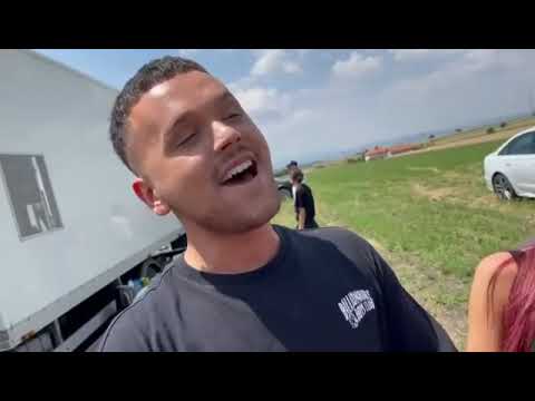 Yll Limani singing Elvana Gjata's song "Kunadhe"