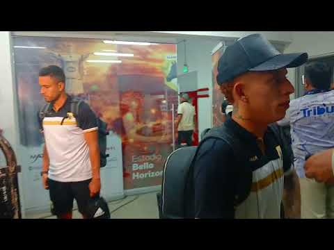 Juan José Ramírez "Chocolo" saluda los niños de El Calvario en su visita al Estadio de Villavicencio