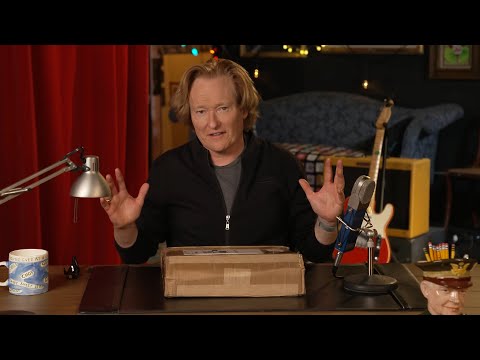柯南開箱尼爾-楊的《重返格林代爾》盒裝版 (Conan Unboxes Neil Young’s "Return To Greendale" Box Set)