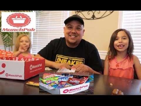 MUNCH PAK WORTH IT? UNBOXING FOOD REVIEW WITH MY DAUGHTERS