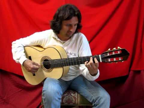 Pepe Ortega probando otra guitarra del guitarrero Alberto Martín en su taller.