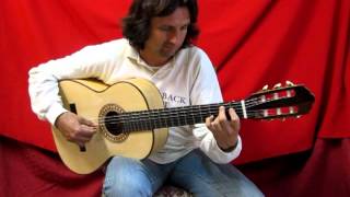 Pepe Ortega probando otra guitarra del guitarrero Alberto Martín en su taller.