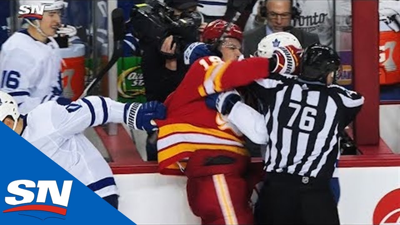 Vidéo: HAHA!!! Mitch Marner qui ferme la porte du banc sur les doigts de John Tavares..