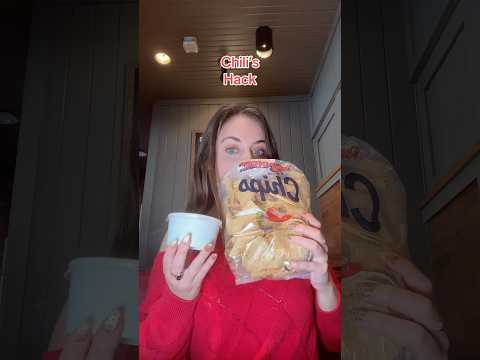 I’m letting you in on a Chili’s secret… 🌶️🤫#chilis #chipsandsalsa #chilishack #togo #foodhack