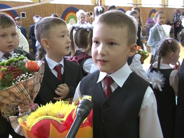 Первоклашки встали в ряд