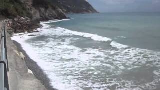 preview picture of video 'La spiaggia sotto il parcheggio - Moneglia 2014'