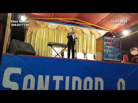 Elías Nahúm, canta en una actividad evangelística en Ventanas, Provincia de los Rìos.