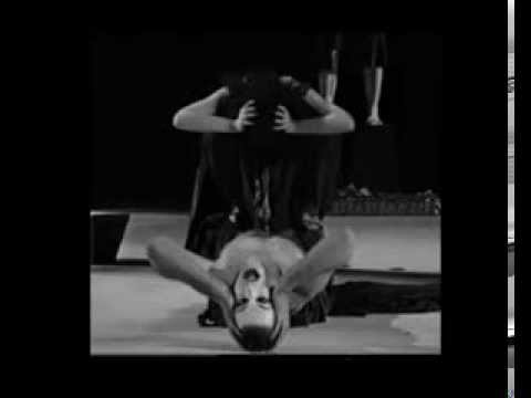 Αποσπάσματα της παράστασης Πέρσες του [[#Αισχύλου [Aeschylus]#]]. Σκηνοθεσία: Θεόδωρος Τερζόπουλος, Θέατρο Άττις (1991).