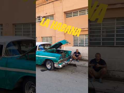 🇨🇺Esperando vida en La Habana: autos antiguos frente al taller