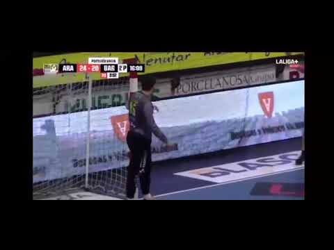 Vasco Teixeira destacou-se contra o Barcelona e estas foram as defesas