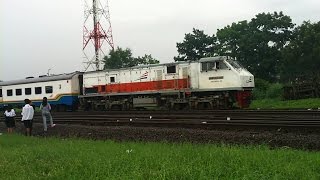 preview picture of video 'Kereta Api Mutiara Selatan memasuki Stasiun Kiaracondong'