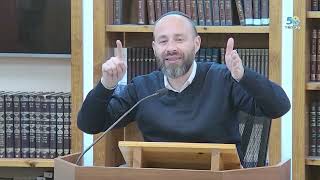 מרדכי - מי שהפך את חורבן בית ראשון לבניין הבית השני | יסודות האמונה שבפורים | הרב דוד פרטוש (ישיבת מכון מאיר) - התמונה מוצגת ישירות מתוך אתר האינטרנט יוטיוב. זכויות היוצרים בתמונה שייכות ליוצרה. קישור קרדיט למקור התוכן נמצא בתוך דף הסרטון