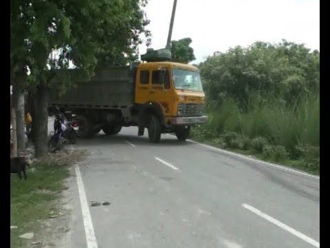 নীলফামারীর বাইপাস সড়কে ঝুঁকি নিয়ে চলছে যানবাহন