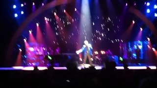 Barry Manilow - Medley: Somewhere in the Night/Looks Like We Made It