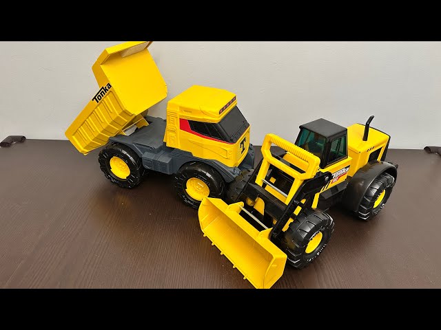 Vídeo relacionado con Tonka 06129 Steel Classics Road Grader, Kids Construction Toys for Boys and Girls, Vehicle Toys for Creative Play, Toy Trucks for Children Aged 3 +, Yellow & Black