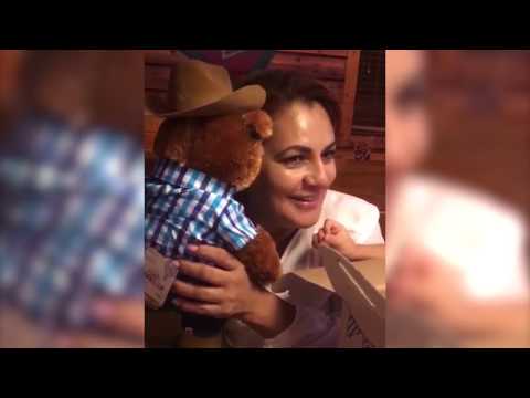 Surpriză emoționantă pentru o mamă rămasă văduvă. Copiii i-au oferit &icirc;n dar "r&acirc;sul" tatălui lor, &icirc;ntr-un ursuleț. Femeia a izbucnit &icirc;n lacrimi (VIDEO)