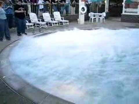 What Happens? – Liquid Nitrogen & Dry Ice in Pool