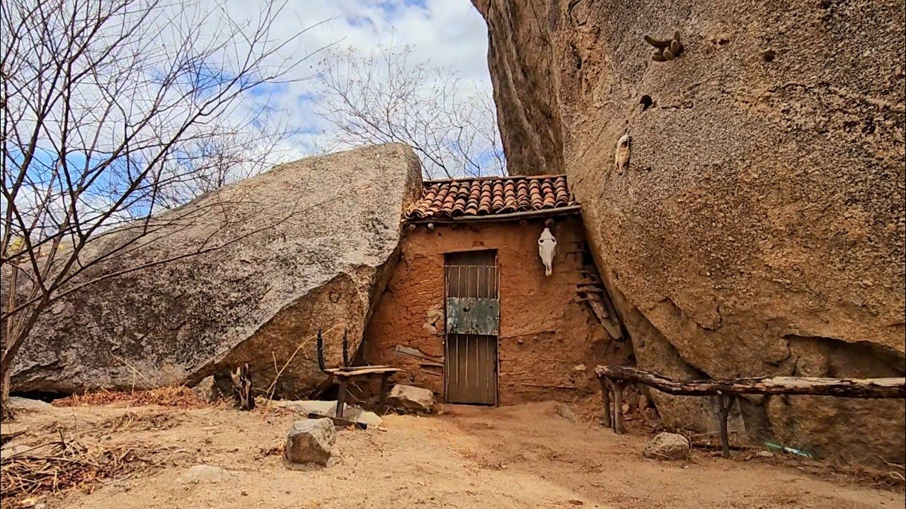 UMA CASINHA DE TAIPA EM MEIO DUAS PEDRAS FIRINO MISSI DE IRALÇUBA CEARÁ