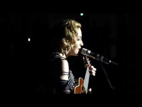 Madonna chante la Vie en Rose en hommage aux victimes des attentats qui ont frappé Paris