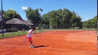 sport serveste la tenis