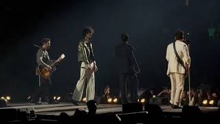 Download lagu Jonas Brothers and Sombr performing 'back to friends' on last night of tour in Brooklyn 12/22/25 mp3