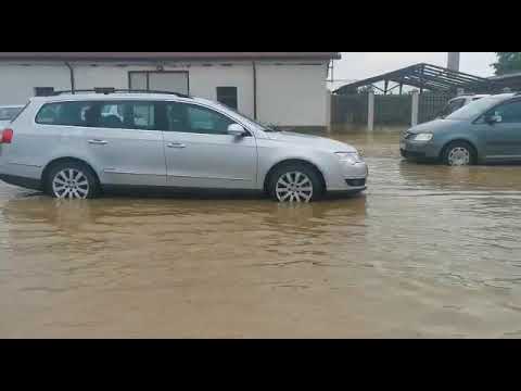 Drumuri și gospodării inundate în județul Vaslui după ploile căzute în această după-amiază (2)