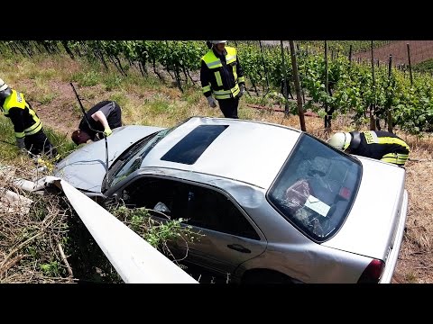 02.06.2015 - Auto stürzt 30 Meter Weinberg hinunter