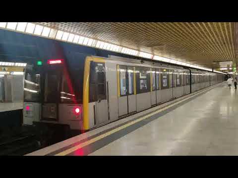 Metro M3 Milano Treni tradizionali serie 8000 e Meneghino alla stazione di Rogoredo FS 