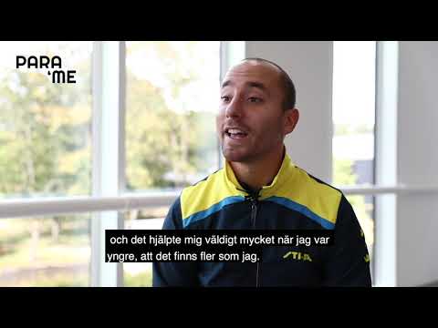 Michael Azulay – Bordtennis – ParaMe.se – Syntolkad version