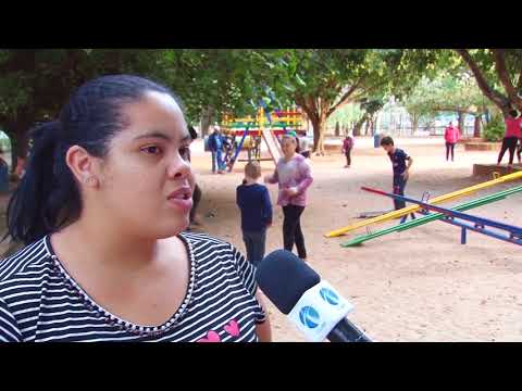 Parquinho em mau estado preocupa pais nos dias de férias