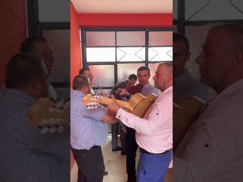 Ioan borhidan si Vasile mete pe o struna