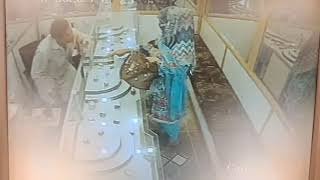 Pakistani girl robbery in jewelry shop with rewolv