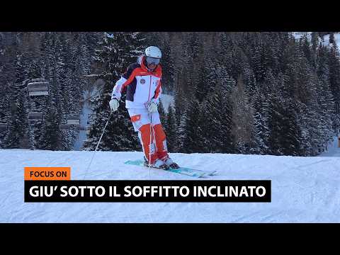 Giù sotto il soffitto inclinato: piedi, tibie, ginocchia e corpo per massimizzare lo spigolo