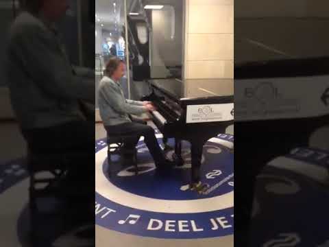Piano cover of "Imagine" by John Lennon at Amsterdam Train Station