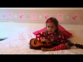 Птица счастья. Поет девочка играя на гитаре в 3 года. 