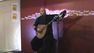 Le roi à fait battre tambour avec le public-Luc Arbogast à la FNAC de Rennes le 26/09/2013.