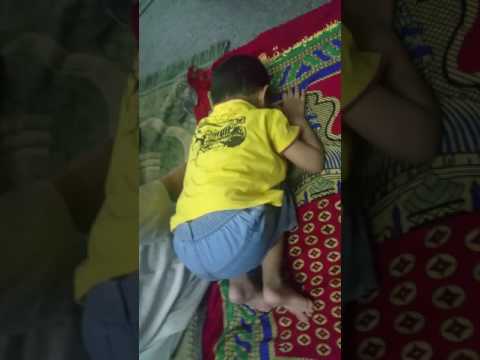 Kid offering his prayer 😂😂