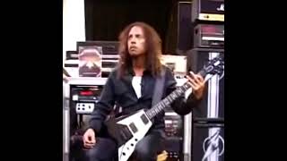 Kirk Hammett shows the intro to the “The Thing That Should Not Be”