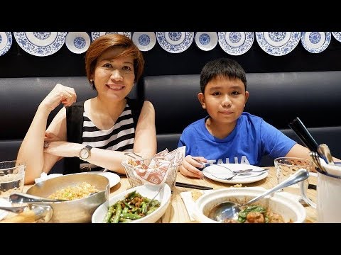 Eating at Fat Fook Kitchen || Eating the Taiwanese Fried Porkchop