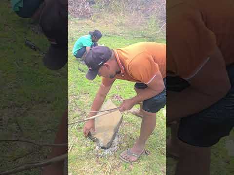 fritando peixe no tacho