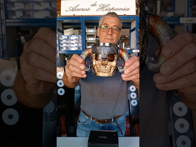 Vídeo relacionado con Taza de café negra con diseño de calavera pesada de metal pesado con diseño de calavera distintiva, compañera perfecta