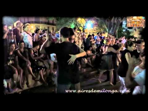 Milonga Plaza Defensa, San Telmo, tango en Buenos Aires