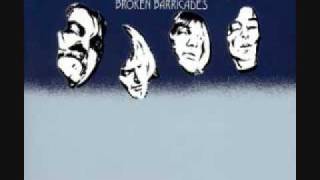 Kadr z teledysku Broken Barricades tekst piosenki Procol Harum