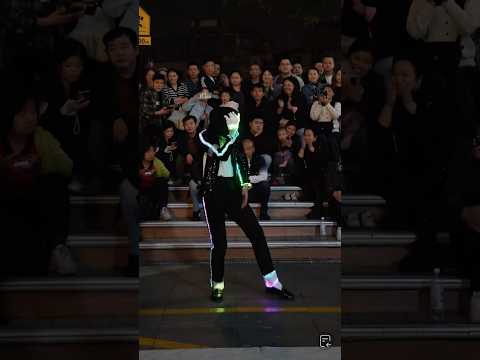 MJ’s Iconic Dance Moves – A Legendary Talent05