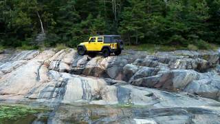 preview picture of video 'Jeep on the rocks in Tadoussac!!'